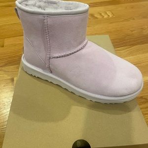 New with Box - Women’s Classic Mini II Boot- Size 8 (Pink)